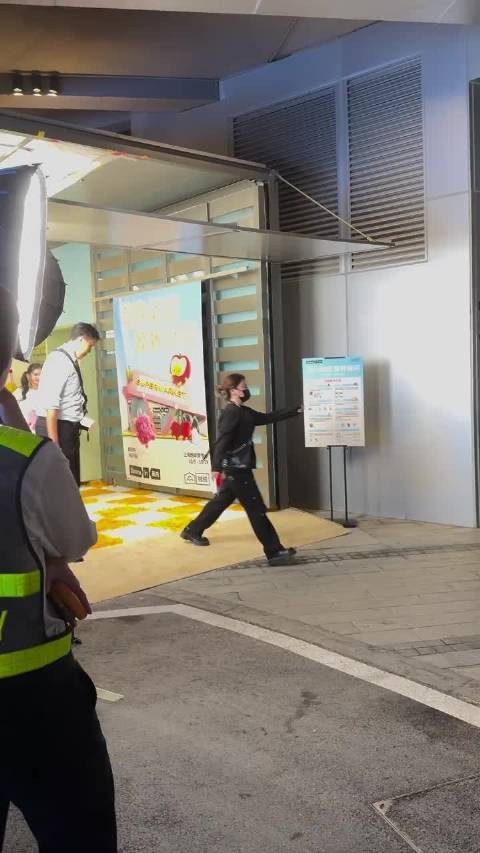 刘浩存就这么水灵灵的比着心下班啦 好可爱的小女孩儿