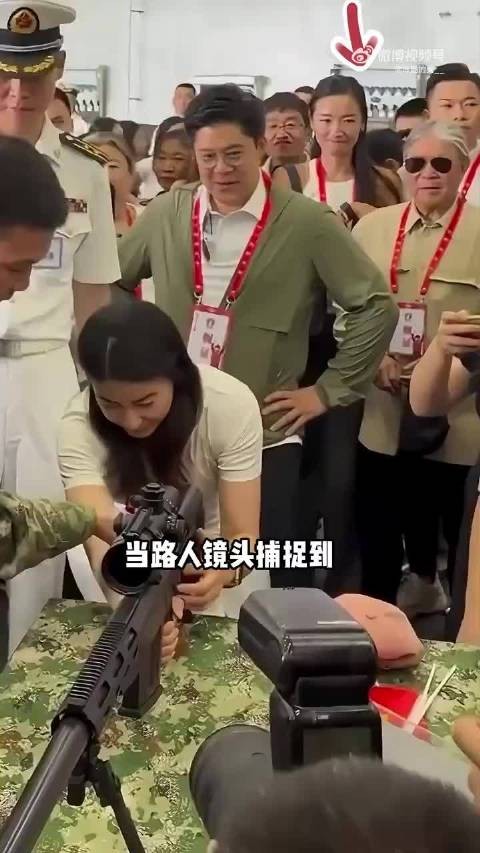 看到霍震霆看郭晶晶眼神，才知她的地位？女性要站到高处具象化了 ！