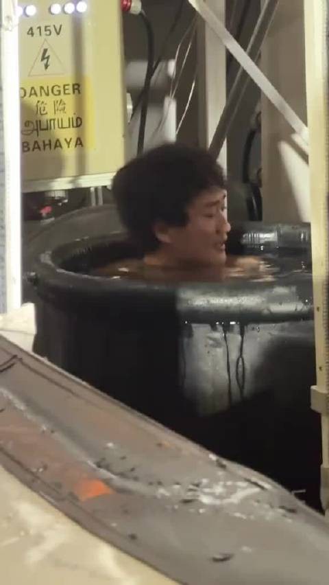 红牛车队角田冰浴视频惊现通电电箱引热议