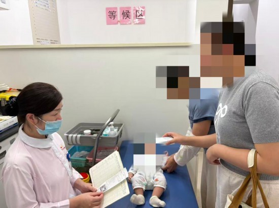 在上海市儿童医院，市民带着宝宝到医院主动接种呼吸道传染病相关疫苗。新华社记者 袁全 摄