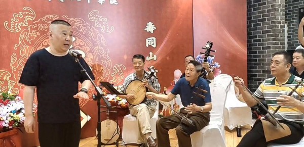 黄族民参加马志明80岁寿宴！给晚辈郭德纲敬酒惹争议，已满头白