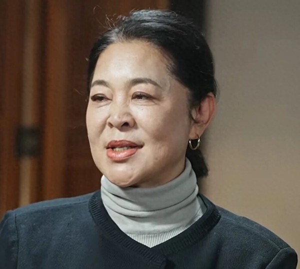钱再多有什么用？66岁倪萍，至今对原生家庭还是无法释怀，全是痛