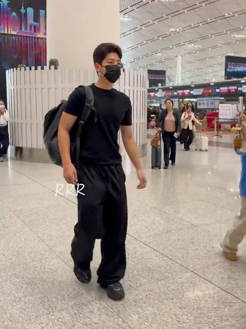 郭涛18岁儿子石头身高瞩目，黑色造型现身机场