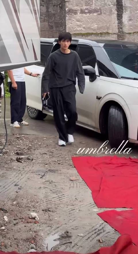 王星越素颜上班路透，这哥真无所畏惧，不化妆更男大了