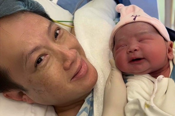 恭喜！香港知名男星58岁妻子剖腹生二胎，追平医院最高生产记录