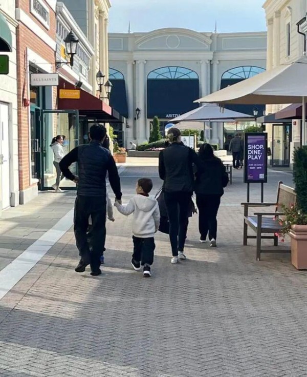 撒贝宁随李白回加拿大探亲，俩人带着龙凤胎闲逛，都不上班好悠闲