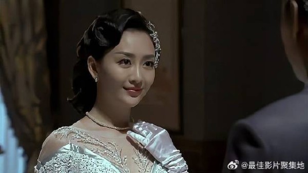 明楼正要亲 不料房门突然打开,明楼吓得立马掏出枪