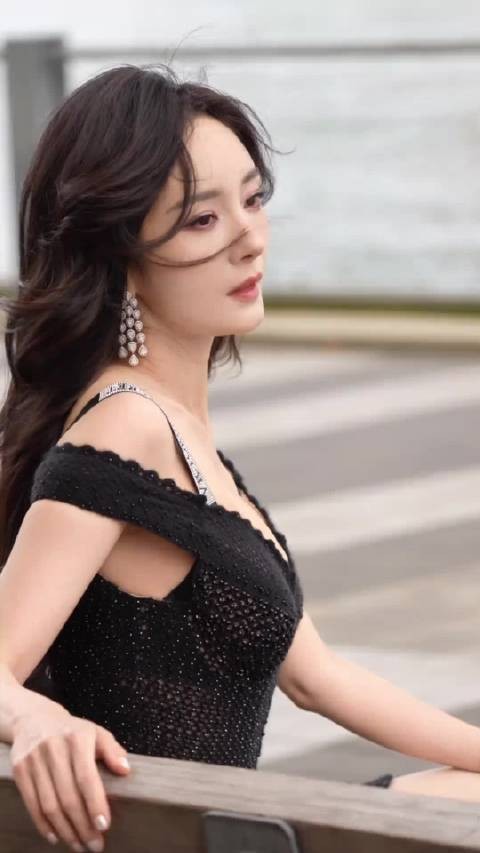 杨幂以维密亚洲代言人身份亮相纽约大秀，与超模坎蒂丝并肩谢幕