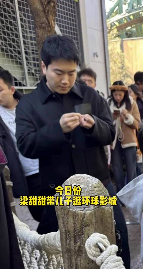刚结束亚锦赛的梁靖崑带儿子出来玩，还把自己外套给儿子穿，太暖心了