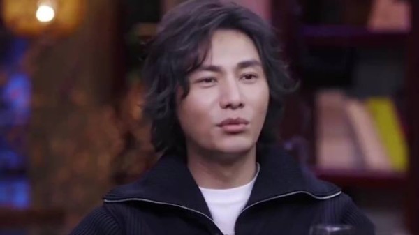 47岁陈坤被曝疑又有俩儿子，一家人一起逛街游玩，互动画面超温馨