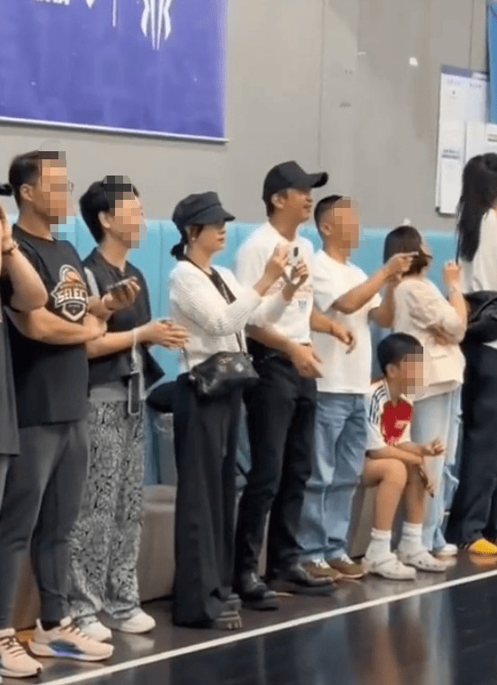 搜狐娱乐讯 19日，邓超与孙俪现身上海体育馆，看儿子等等打篮球比赛。当天，孙俪在一旁用手机记录儿子打篮球比赛的画面，邓超全程为等等加油打气，活力十足。