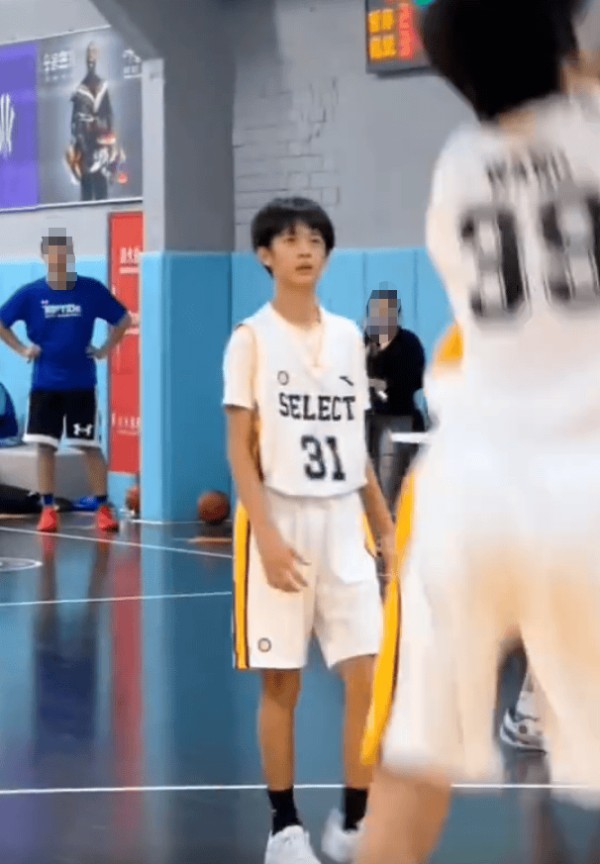 等等穿着篮球服，帅气十足。