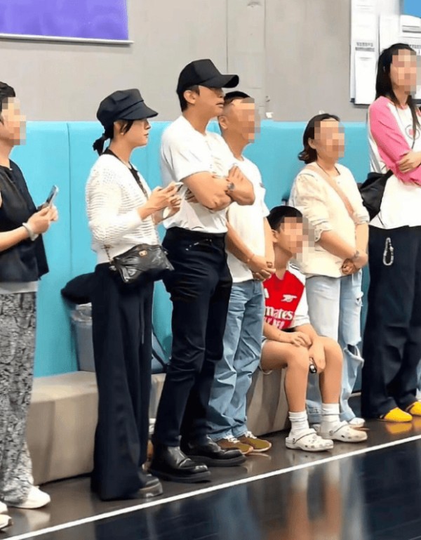 邓超、孙俪看儿子打篮球比赛。