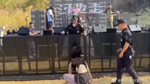 保安:兄弟别拦别拉,这有节目!
