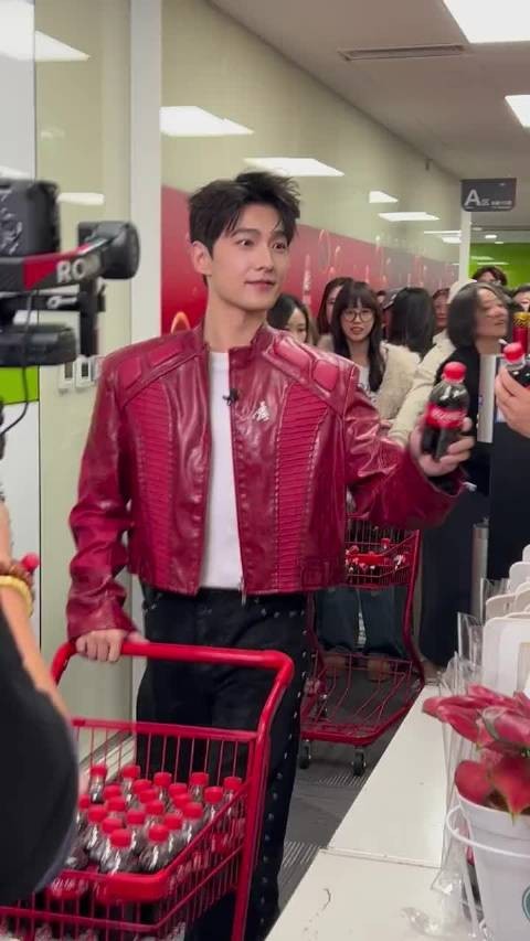 偶买噶 杨洋推着车亲手给大家送可乐 救命吧,网友:能不能趁机摸摸杨洋的手