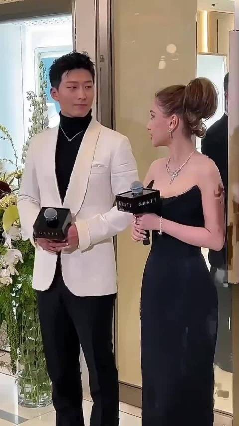 窦骁敷面膜求婚何超莲,背景曝光引关注