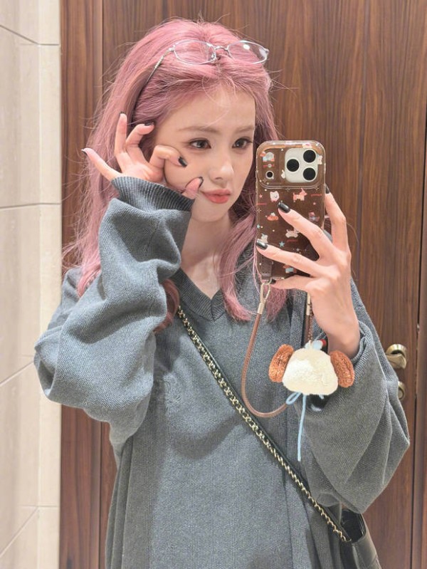 白鹿妆容精致。