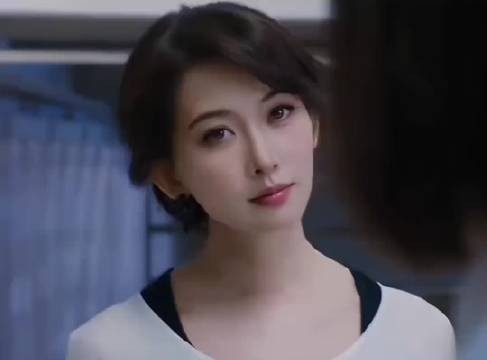 一眼心动！她站在那里，美到自带光芒！80后男人的女神