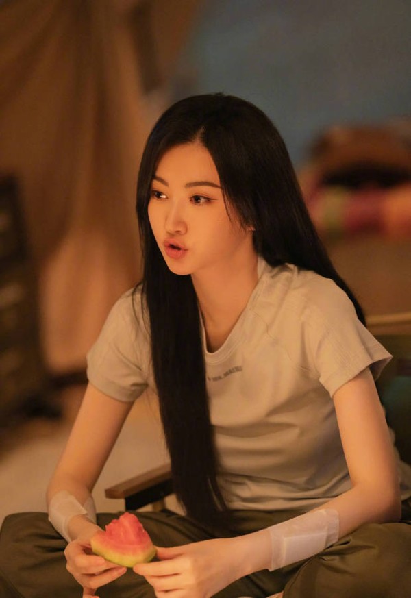 景甜一头长发乌黑靓丽,保养有方。