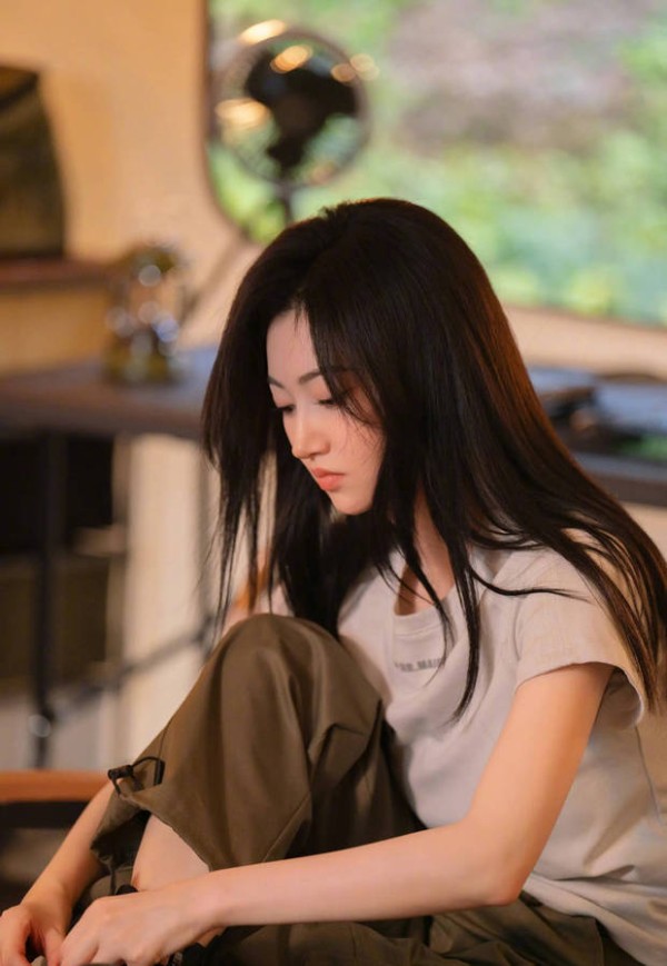 景甜侧颜柔美,整个人松弛感十足。