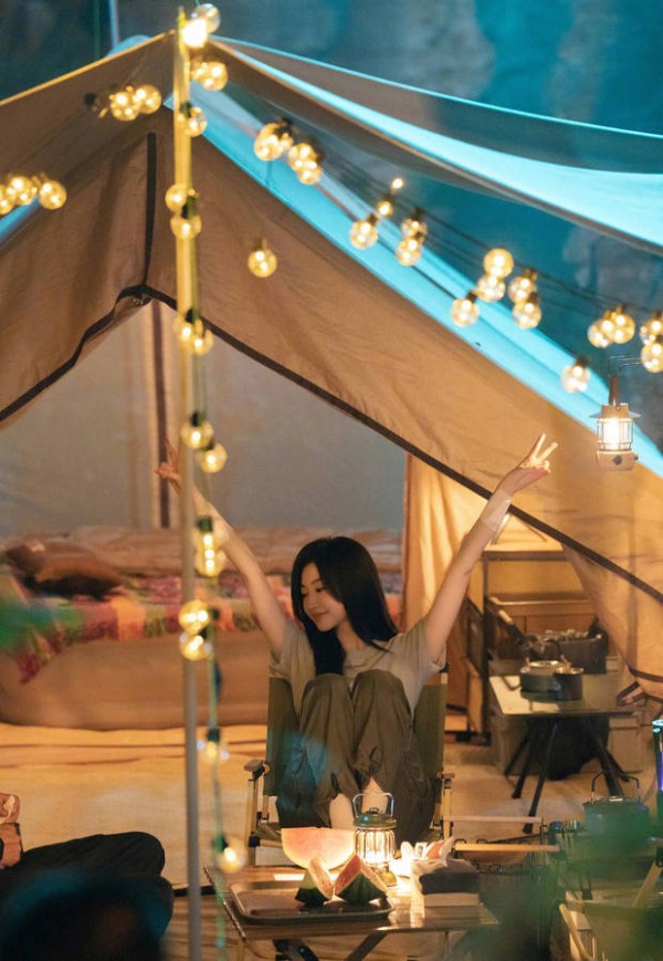 景甜开心比耶,心情大好。