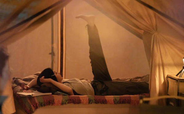 景甜躺在帐篷里抬腿,状态惬意。