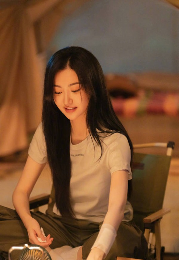 景甜气质温柔,美貌养眼。