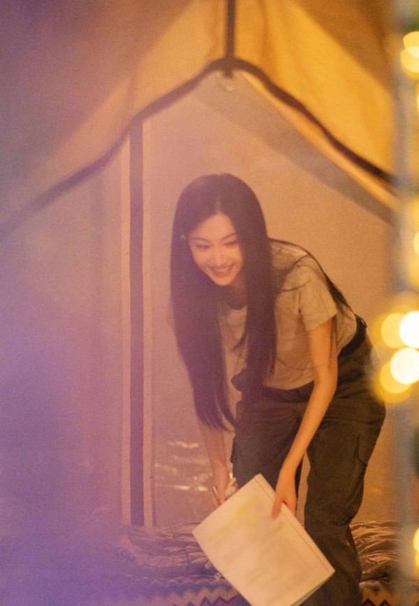 景甜绽放灿烂笑容,状态似少女。