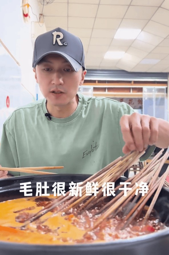 谢霆锋到重庆吃串串香。