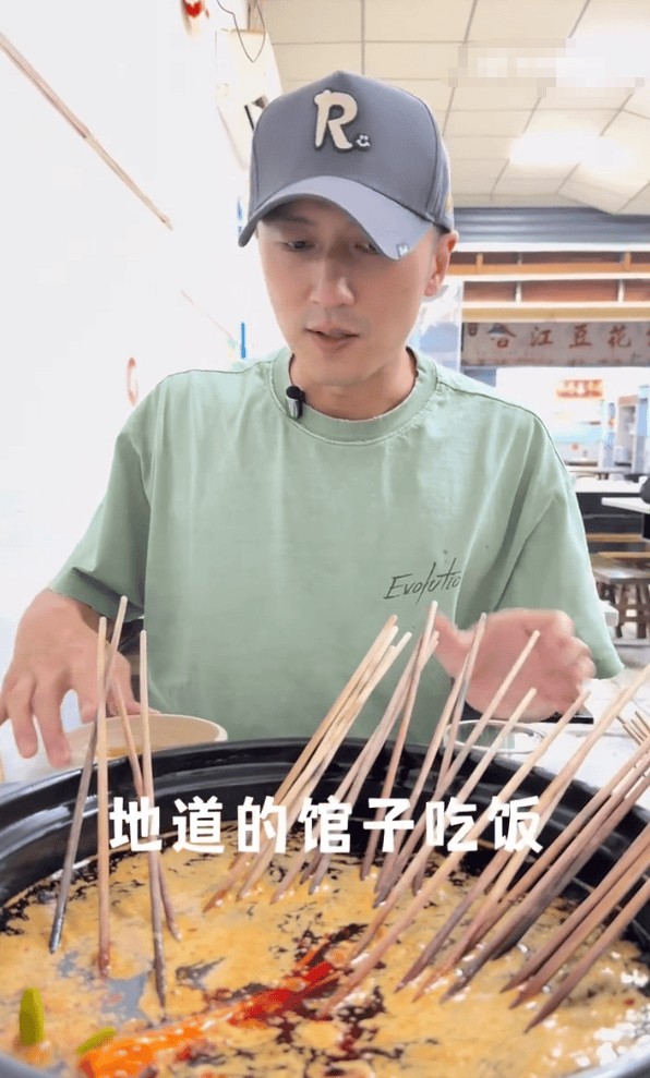 谢霆锋说自己最喜欢在地道的馆子里吃饭。