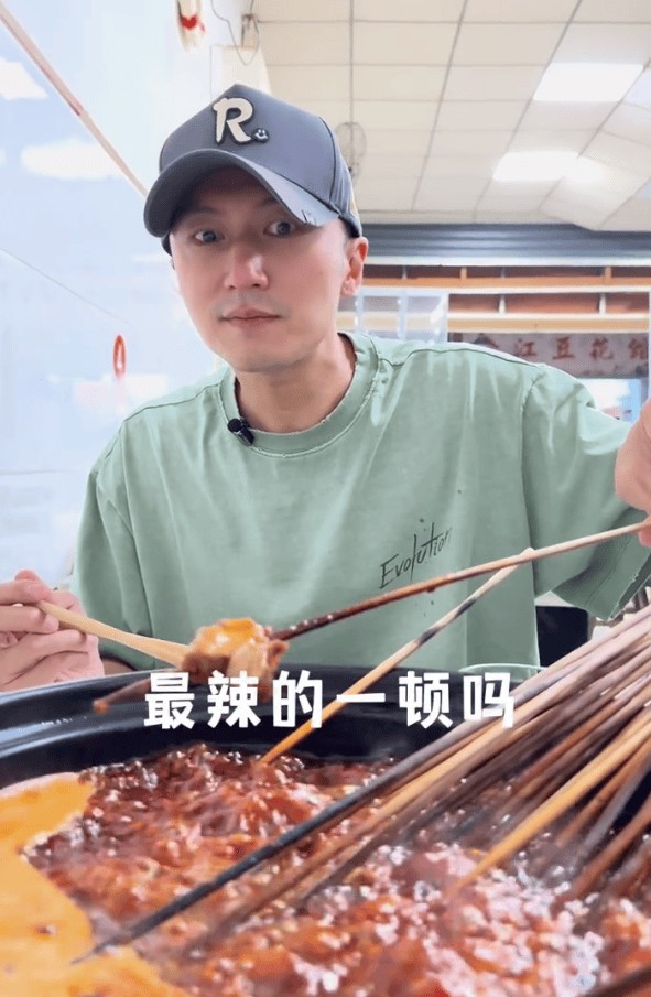 谢霆锋不停地吃串串,又辣又香,超满足!