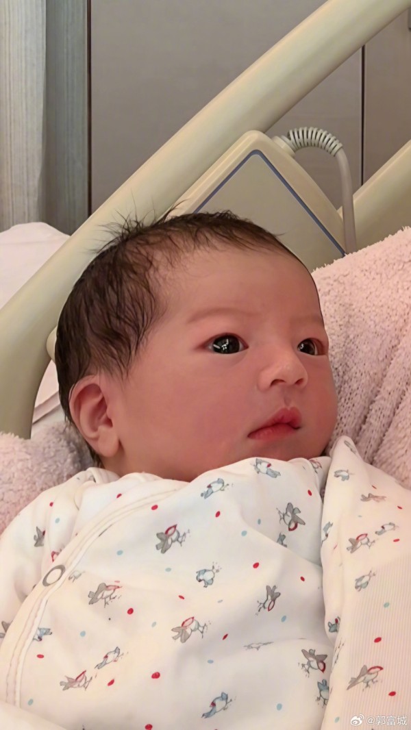 郭富城官宣三胎产女，晒女儿正面照报喜，他现身接宝宝回家一脸疲态