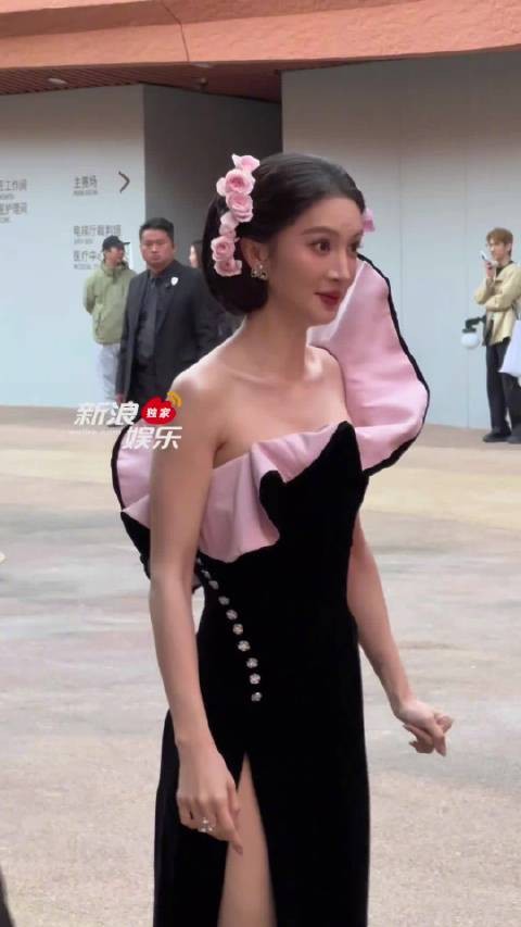 金晨钟楚曦互动引热议,眼神交流显默契