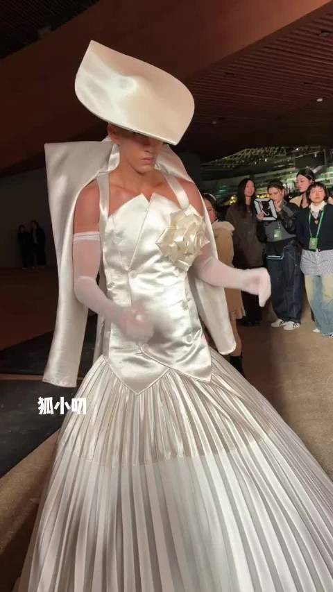 米卡vogue红毯造型绝了，前面是婚纱，后面是西服，男明星里最敢穿的