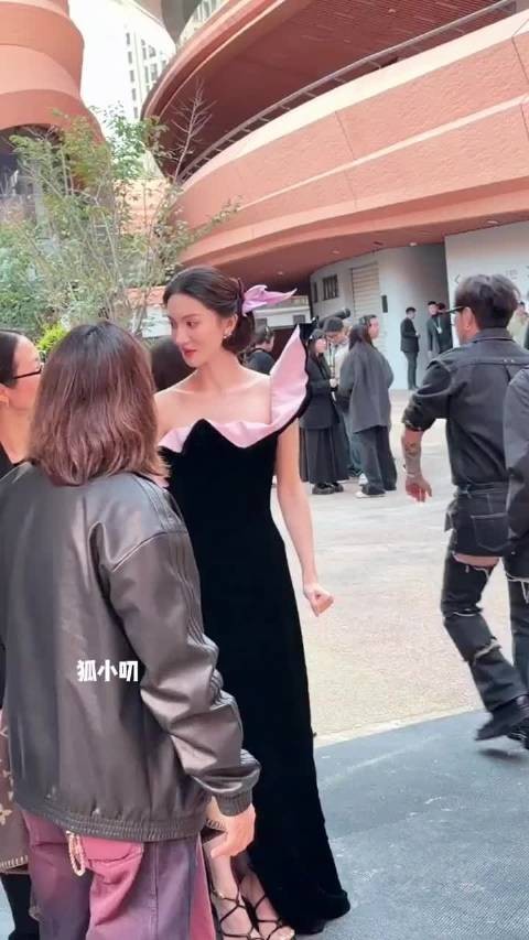 金晨明媚笑容演绎独特花仙子造型惊艳红毯