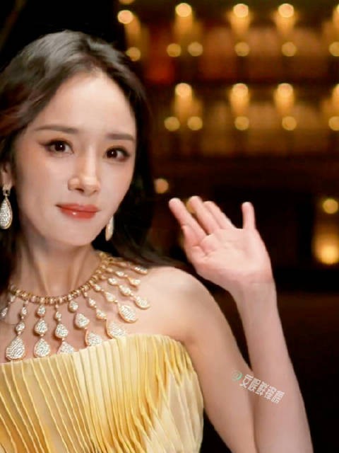 杨幂金色麦穗礼服亮相VOGUE红毯,呼应《生万物》丰收女神
