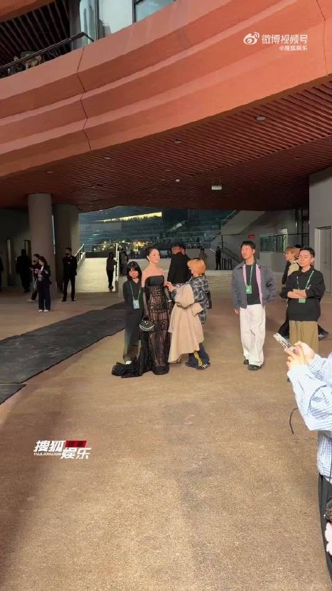 谁要害周冬雨啊,妆土黄土黄的,裙子穿着好像没下半身没穿衣服