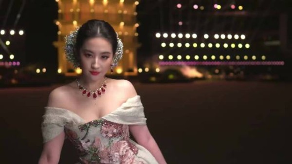 刘亦菲杨幂VOGUE晚宴同桌零互动，昔日好友关系成谜