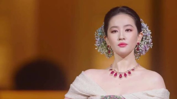 VOGUE大合影:刘冲踩到刘亦菲裙子，张凌赫拉着李沁陈哲远站一起