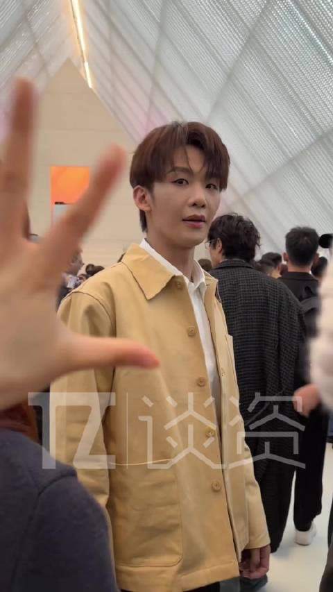 咱看到王赫野直接就是一个大声say hi!