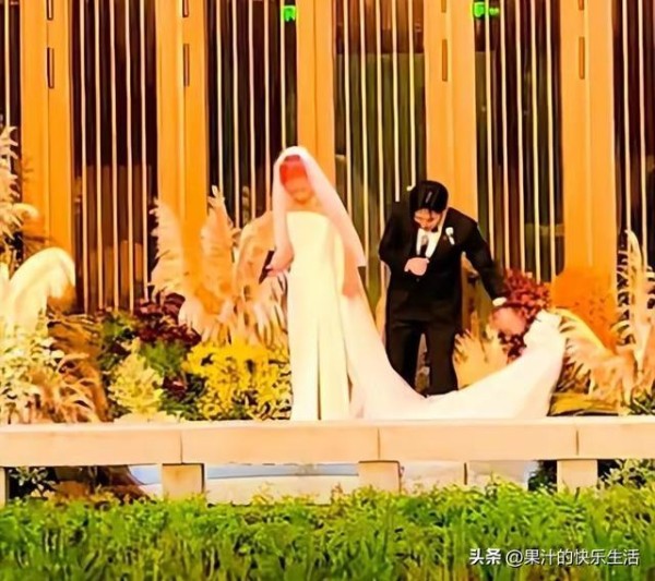 刘欢女儿刘一丝大婚!新郎正脸照曝光,长相老实耐看!二人很般配