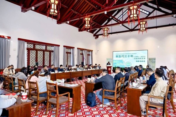 一周文艺:布克奖新设童书布克奖,新晋诺奖得主新作推出,莫言发文悼念杨振宁