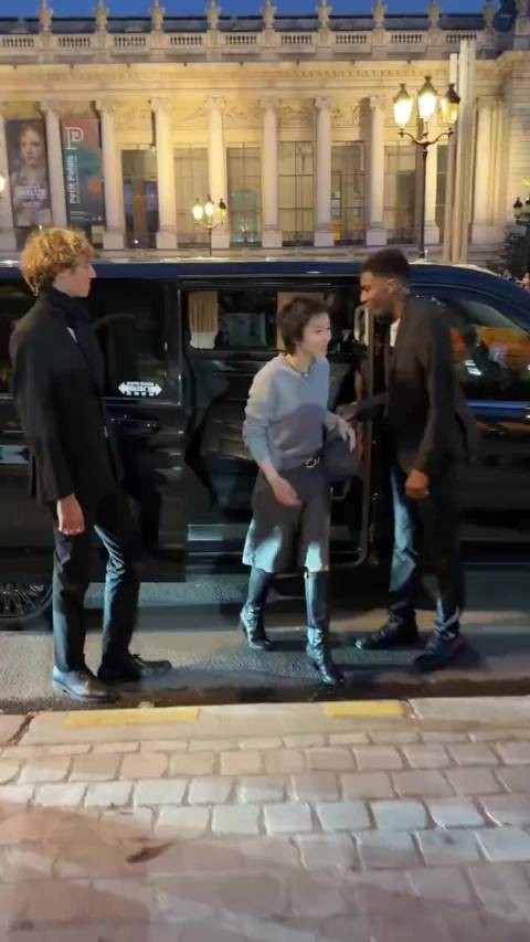 窦靖童走路的气质太像年轻时的王菲了