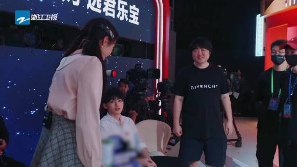 关晓彤未认出吴彤,笑称脸洗挺干净