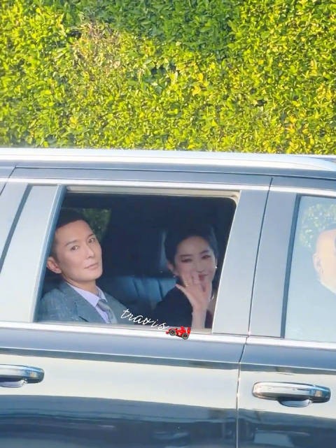 刘亦菲出席VOGUE洛杉矶盛典,笑着和粉丝们打招呼的茜茜公主 cr.logo