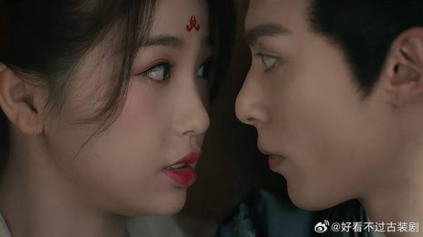 小兰花被人寻找,着急躲进衣柜,谁料东方青苍也在里面