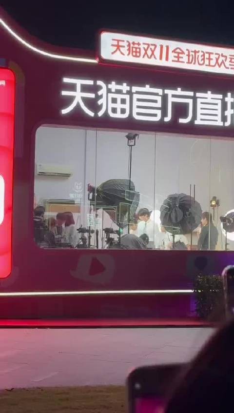 范丞丞现身被偶遇,雕塑下颌线引热议