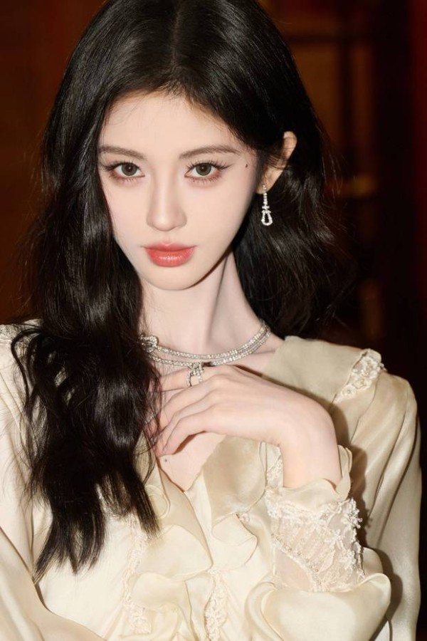 鞠婧祎妆容精致,眼神魅惑。