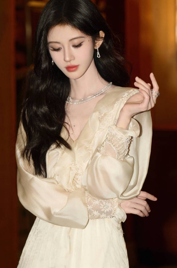 鞠婧祎姿态端庄,女神范儿十足。