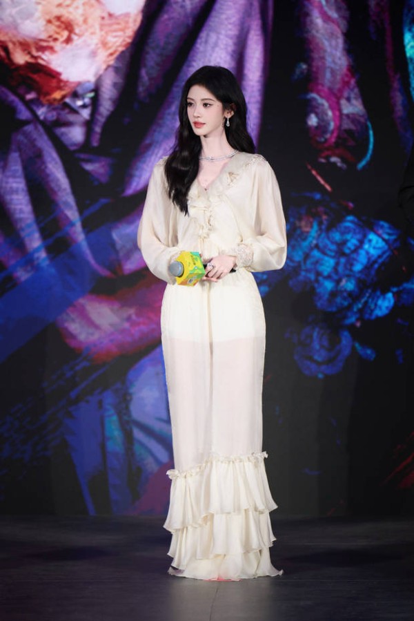 鞠婧祎笑容温柔。